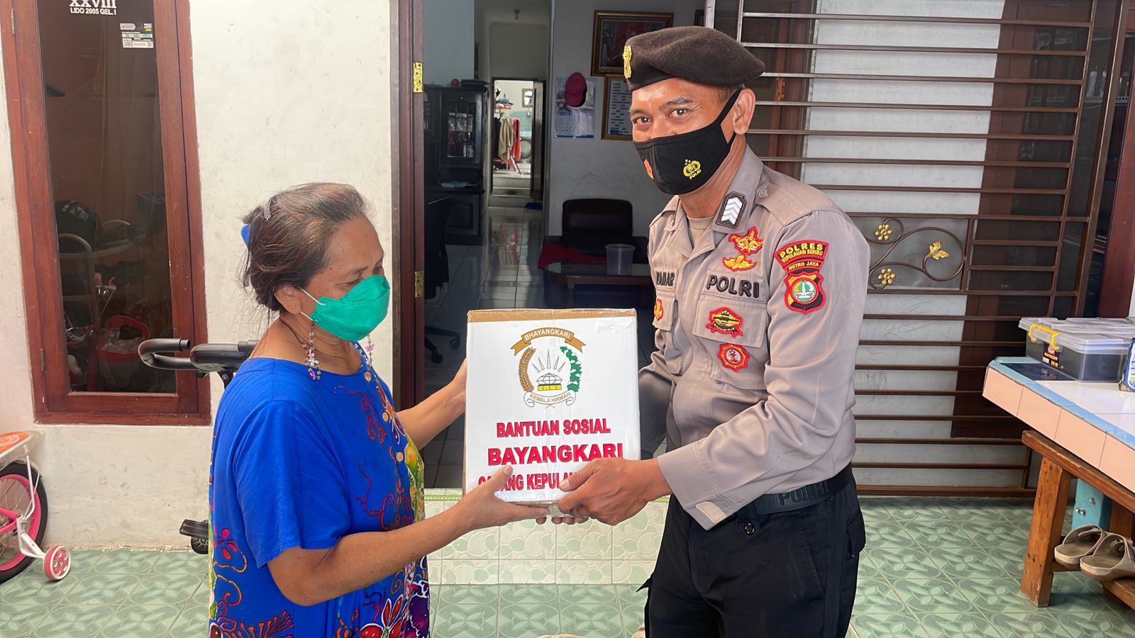 Bhayangkari Peduli, Sat Samapta Polres Kepulauan Seribu Salurkan Bantuan Sembako kepada Warakawuri