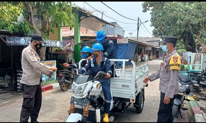 Jajaran Polsek Dilingkungan Polres Kep Seribu Terus Gencar Bagikan Masker Gratis Ke Warga