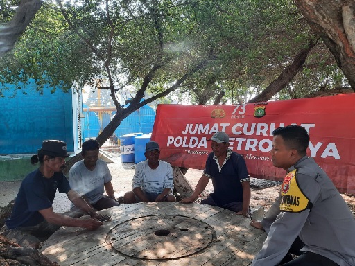 Bhabinkamtibmas Briptu Tulus Laksanakan 'Jumat Curhat' di Pulau Lancang: Dorong Penyelesaian Pergaulan Bebas Anak Muda