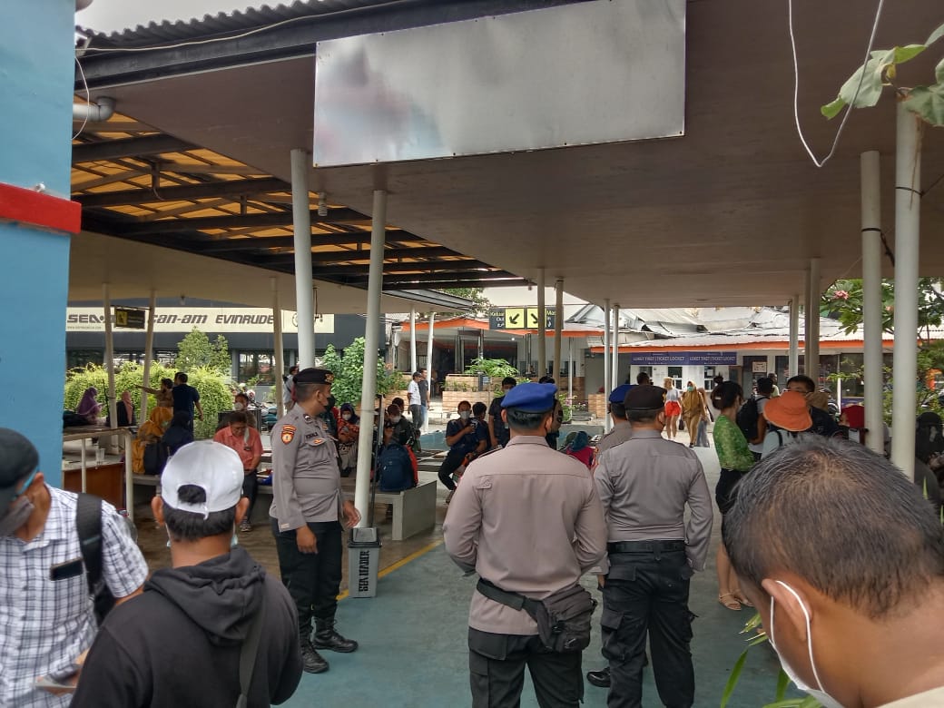 Terapkan Prokes, 156 Penumpang Sebrangi Pulau Seribu Usai Terima Pengamanan dari Polres Kep. Seribu