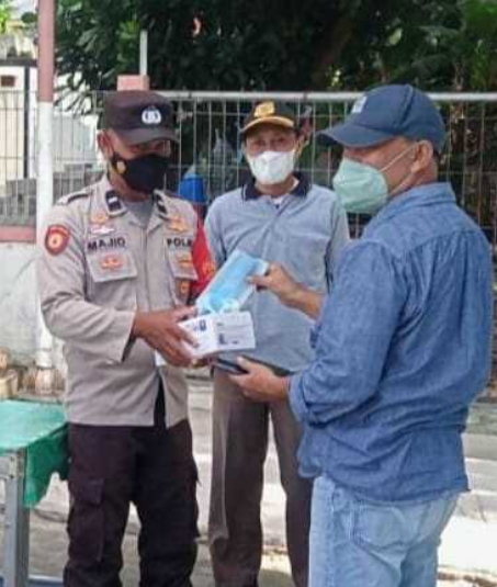 Secara Door to Door, Polres Kep Seribu Imbau ProKes dan Bagikan 900 Masker ke Warga