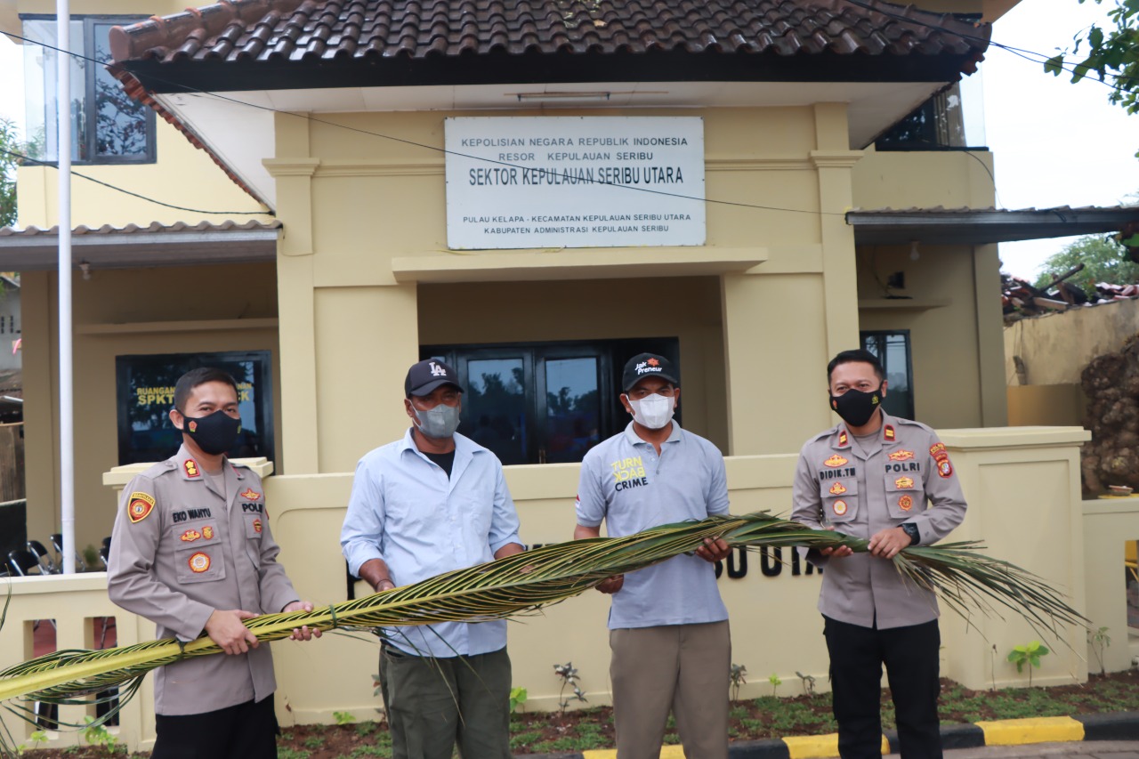 Hebat! Polri Berikan Bubu Alat Tangkap Ikan kepada Komunitas Nelayan Kepulauan Seribu