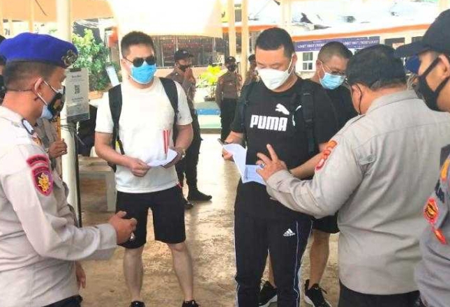Di Dermaga Marina Ancol, Polres Kep Seribu Wajibkan 133 Penumpang Kapal ke Pulau Scan PeduliLindungi