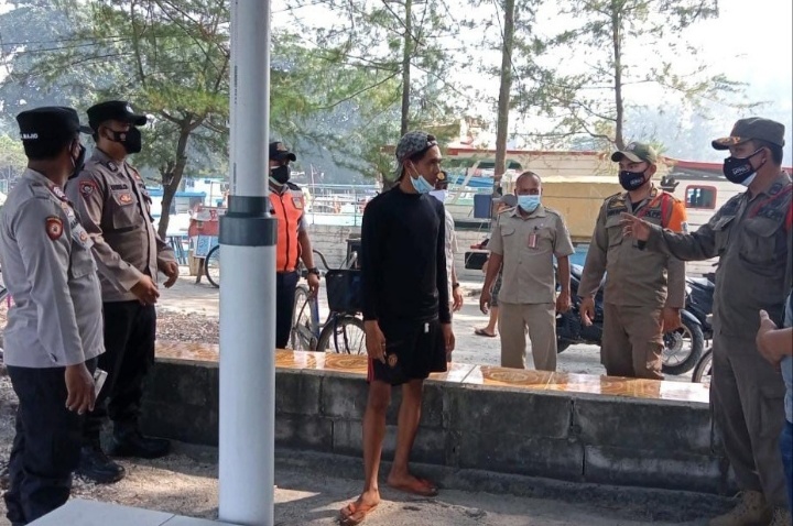 Ops Yustisi Gabungan Polsek Kep Seribu Selatan Beri Sanksi 19 Pelanggar Prokes