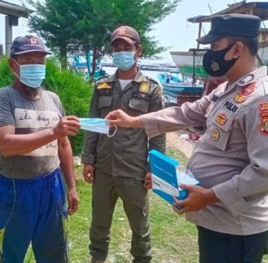 Bagikan 800 Masker ke Warga, Polres Kep Seribu Terus Cegah Sebaran COVID-19