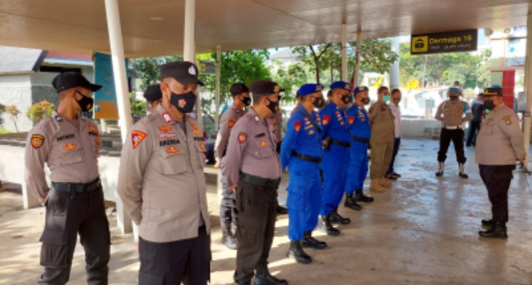 Polres Kep Seribu Ketatkan ProKes di Dermaga Keberangkatan Marina Ancol dan Wajibkan Wisatawan ke Pulau Scan Barcode Peduli Lindungi