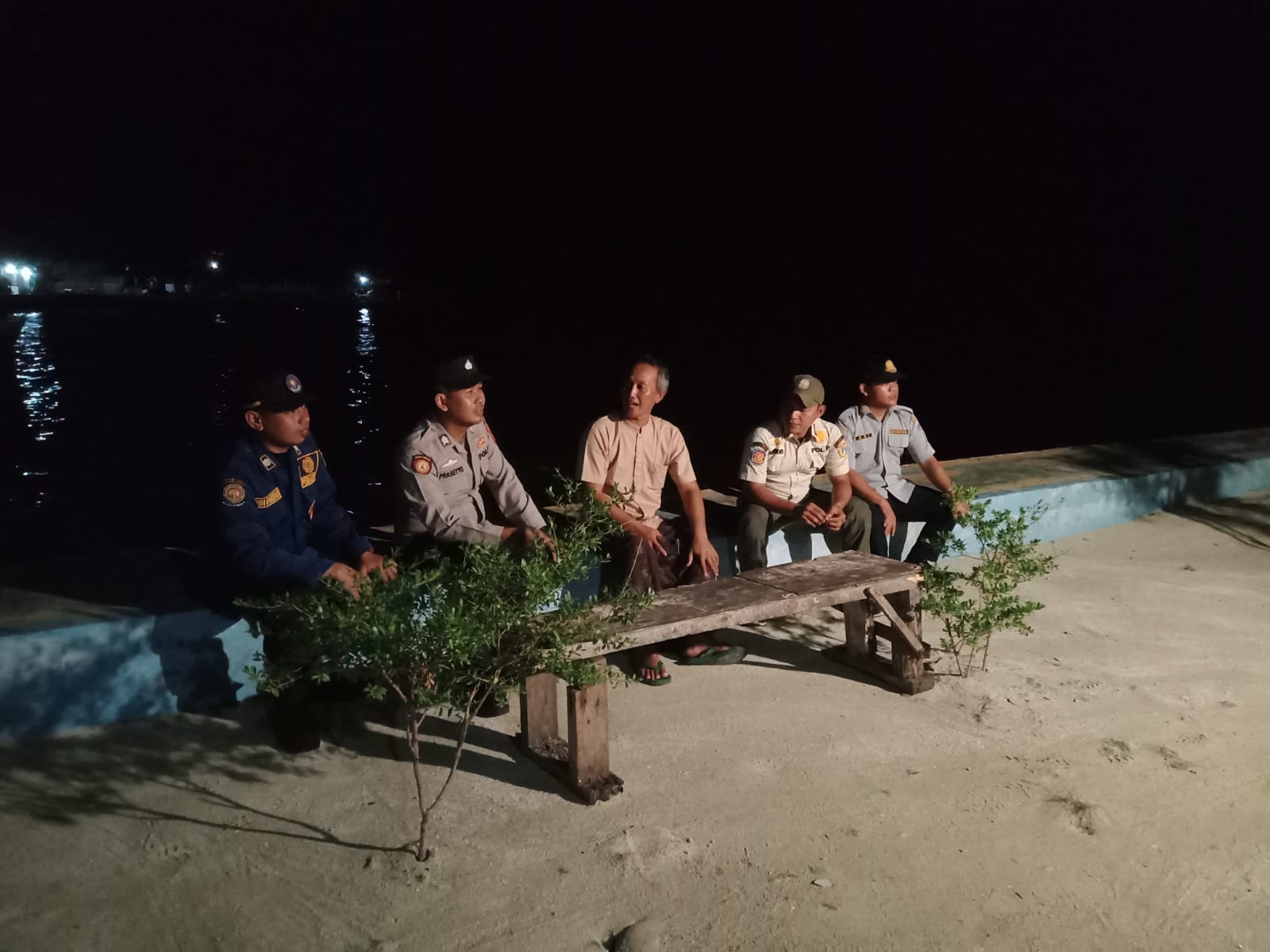 Patroli Malam Polsek Kepulauan Seribu Selatan Sambangi Tokoh Agama di Pulau Pari untuk Menciptakan Lingkungan yang Bertoleransi