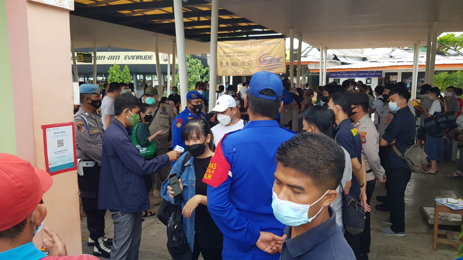 Polres Kep Seribu Giatkan Pengawasan ProKes di Dermaga Marina Ancol, Wajibkan 318 Penumpang Kapal ke Pulau Scan Barcode Peduli Lindungi