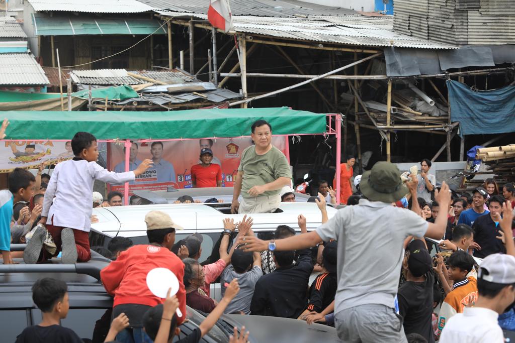 Prabowo Sapa Para Nelayan di Pesisir Pantai Cilincing Jakarta Utara