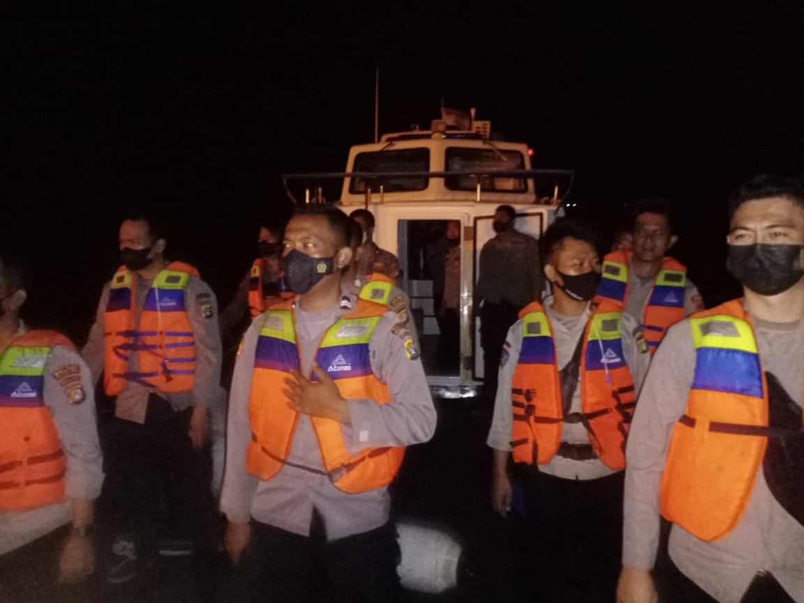 Patroli Malam Hari, Sat. Polair Polres Kep. Seribu Sambangi Para Nelayan