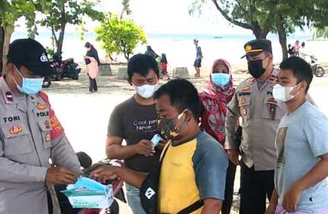 Terus Cegah Sebaran COVID19, Polres Kep Seribu Sampaikan Himbauan ProKes dan Bagikan 1.000 Masker ke Warga