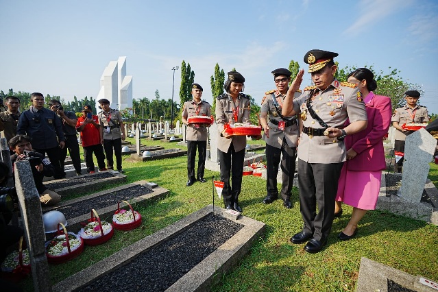 Jelang HUT ke-77 Bhayangkara, Kapolri dan Jajaran Ziarah ke TMP Kalibata 