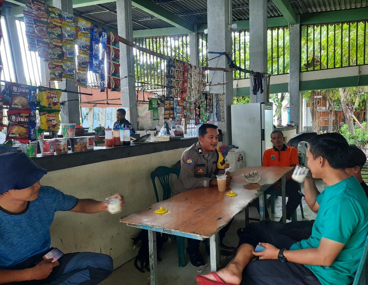 Bhabinkamtibmas Pulau Tidung Melakukan Sambang ke Tour Guide Pulau Tidung dalam Upaya Menjaga Keamanan Wilayah