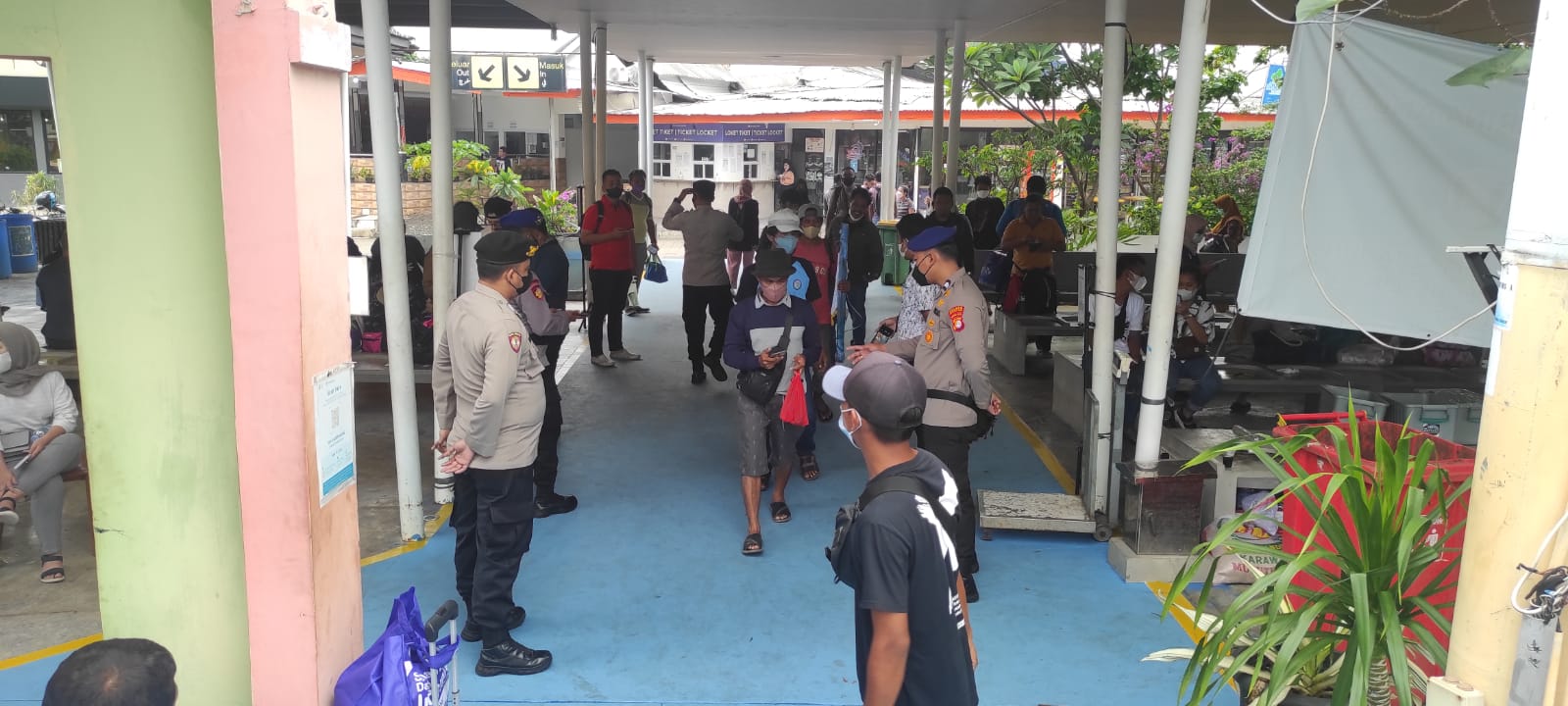 115 Penumpang di Marina Ancol Dihimbau oleh Polres Kep. Seribu untuk Scan PeduliLindungi Sebelum Naik Kapal
