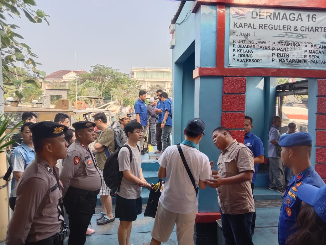Polres Kepulauan Seribu Memberikan Pelayanan Presisi dan Himbauan Keselamatan di Dermaga 16 dan 17 Marina Ancol