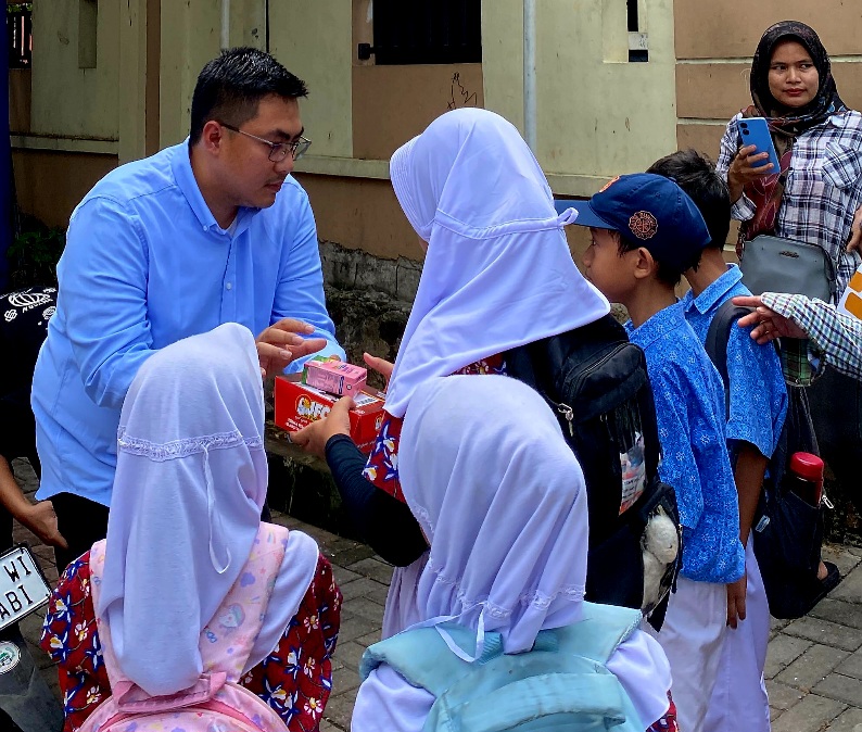 Kenalkan Program Dari Prabowo-Gibran, Virgandhi Bagikan Susu dan Makan Siang Gratis