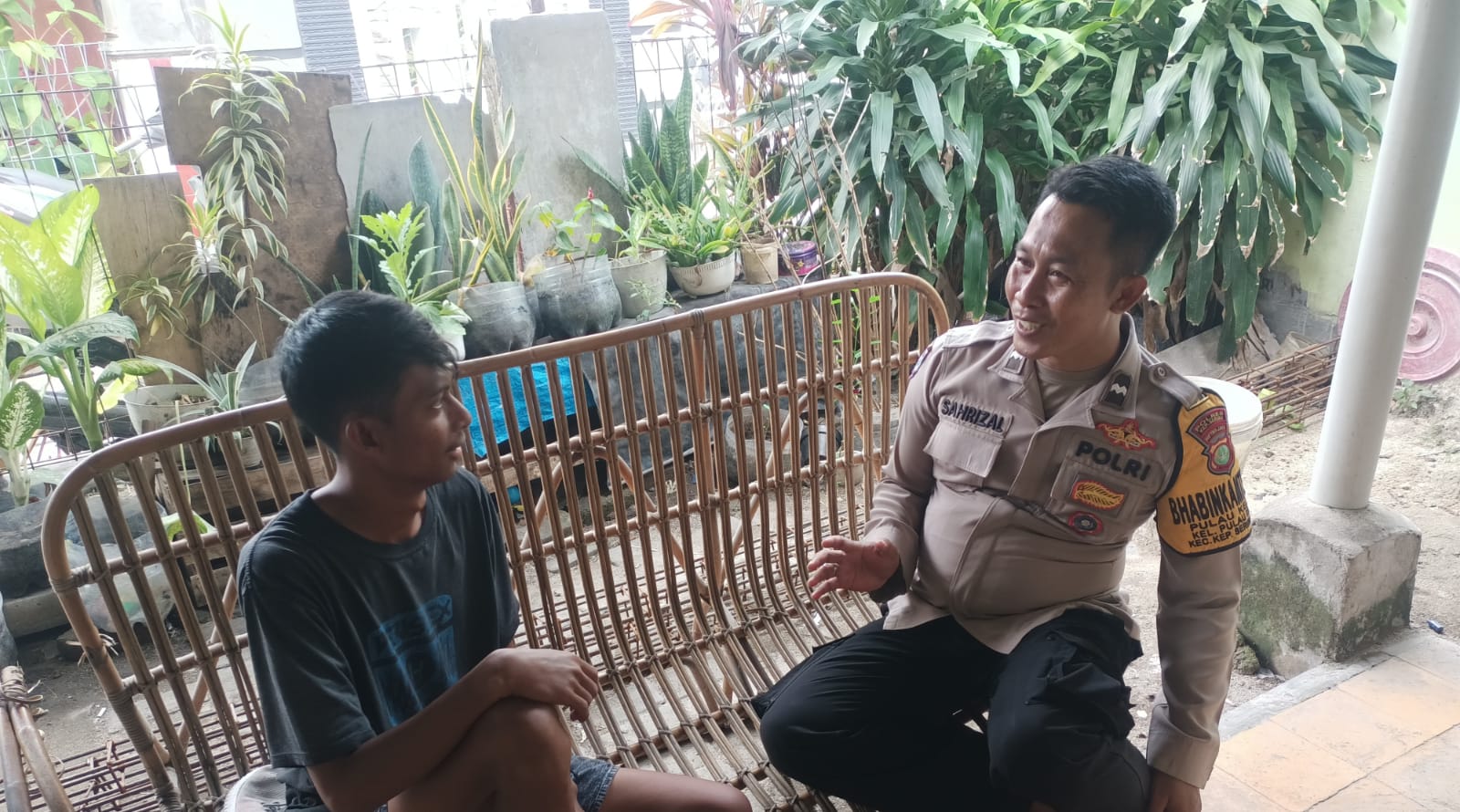 Bhabinkamtibmas Pulau Kelapa Aipda Sahrizal Sambangi Warga, Tingkatkan Kerjasama untuk Kamtibmas