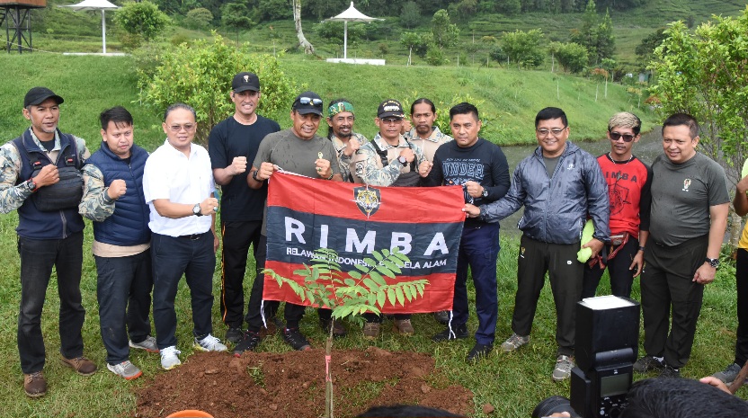 Jalin Sinergitas TNI Polri, Jajaran Kodam Jaya Hiking Bersama Polda Metro Jaya