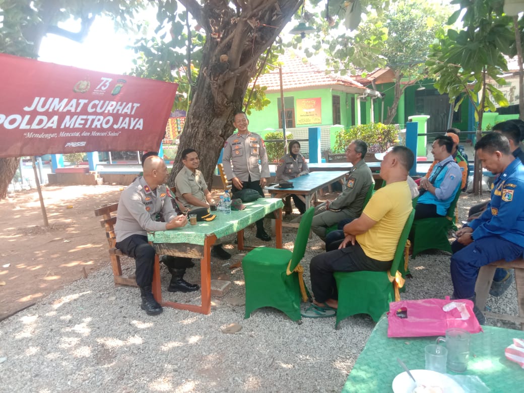 Wakapolres Kepulauan Seribu Kompol Zaroki Saputra Menggelar "Jumat Curhat" di Taman Aksa Pulau Untung Jawa