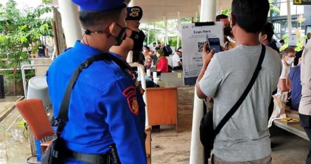 Di Dermaga Marina Ancol, Polres Kep Seribu Wajibkan 148 Penumpang Kapal Ke Pulau Scan PeduliLindungi