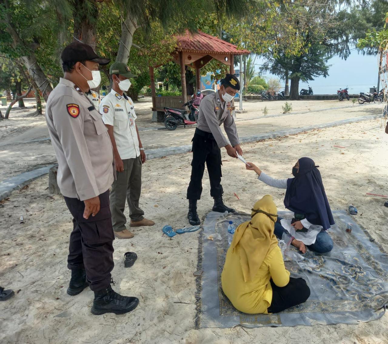 Terus Cegah Sebaran Covid-19, Polres Kep Seribu Himbau ProKes dan Bagikan Masker ke Warga
