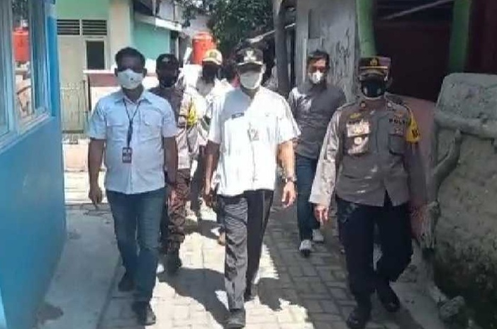 Ajak Warga Ikut Suntik Vaksin COVID-19, Kapolsek Kep Seribu Utara Sambangi Rumah Warga Secara Door to Door