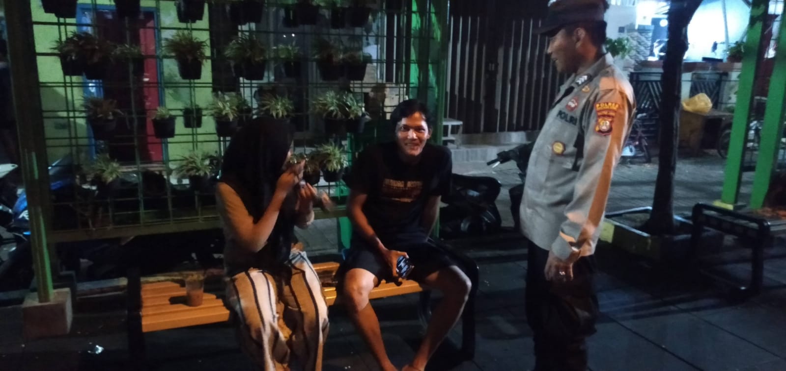 Patroli Malam Polsek Kepulauan Seribu Utara: Menghimbau Warga Waspada Terhadap Hoax dan Paham Radikal di Pulau Kelapa