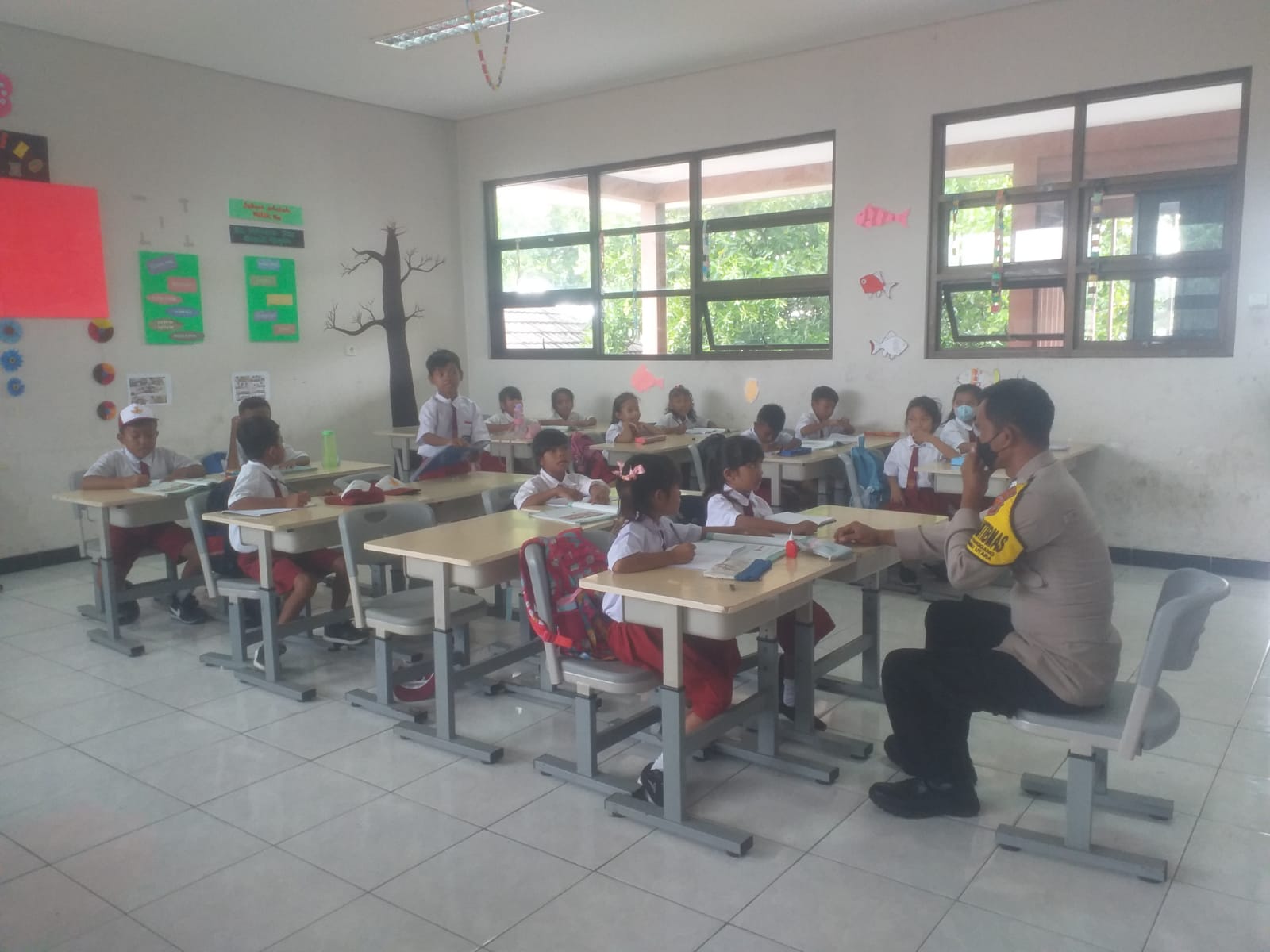Police Goes to School, Bhabinkamtibmas Pulau Panggang Berikan Percikan Motovasi pada para Pelajar