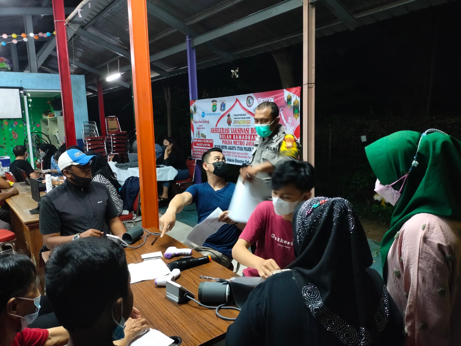 Polsek Pademangan Gelar Vaksinasi Booster di Malam Hari, Peserta Dapat Beras dan Mie Instan