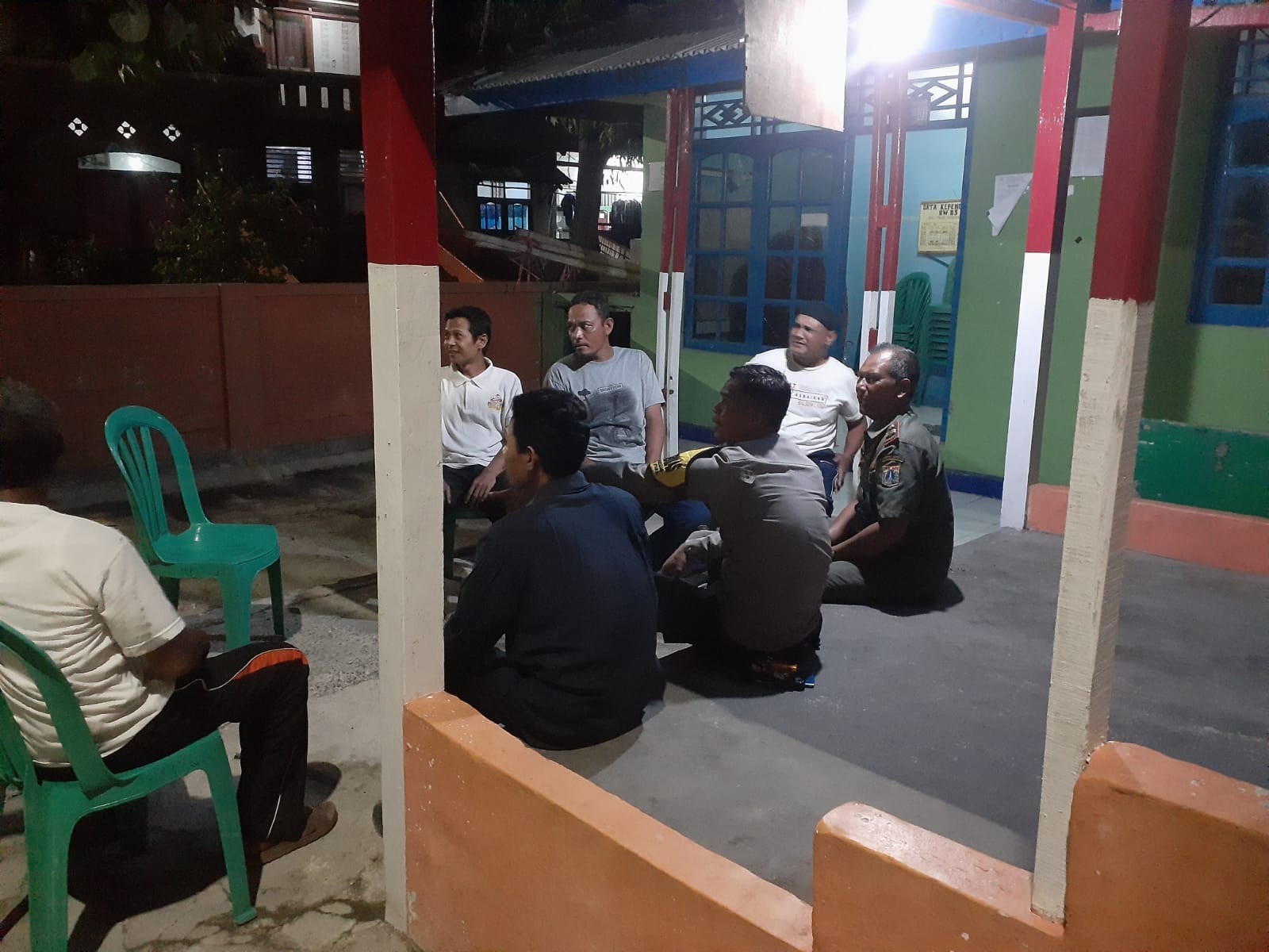 Bhabinkamtibmas Pulau Panggang Berikan Himbauan Bijak Menggunakan Media Sosial Jelang Pemilu 2024