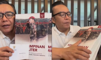 Prabowo Beri Buku dan Surat ke Ari Lasso: Terima Kasih atas Persahabatan