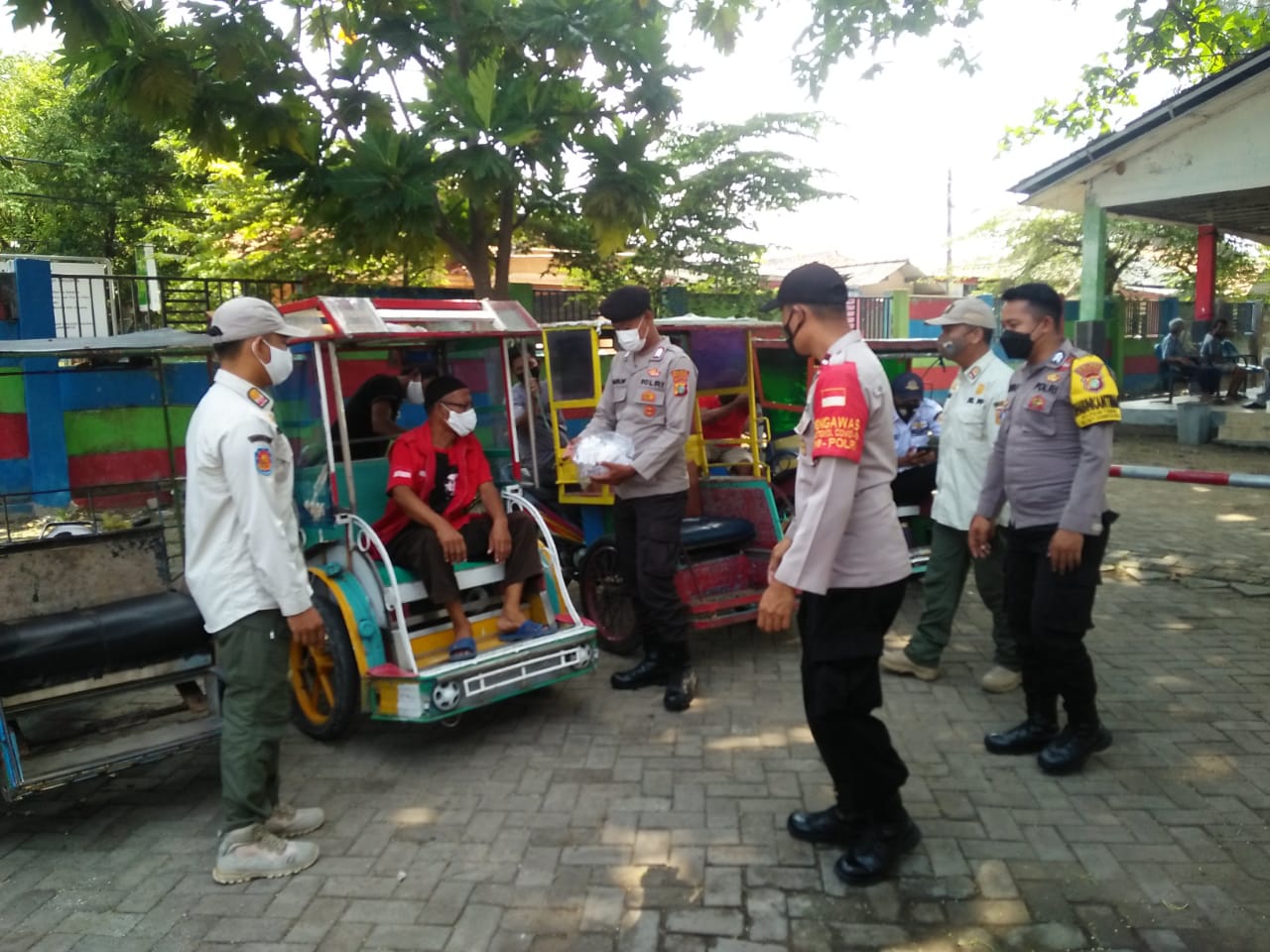 Cegah Covid-19, Hari ini Polres Kep Seribu dan Polsek Jajaran Bagikan 1.800 Masker ke Warga
