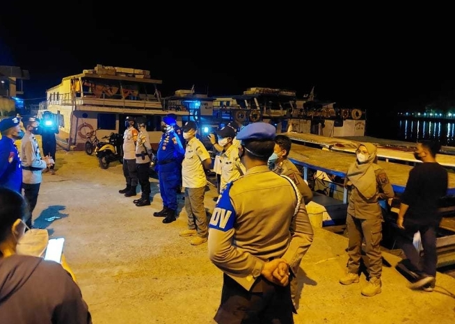Patroli Pengawasan ProKes Malam Hari Polres Kep Seribu Ajak Warga Taat ProKes dan Bagikan Masker