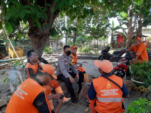 Bhabinkamtibmas Ajak Petugas PPSU Turut Serta Jaga Kamtibmas Pulau Lancang