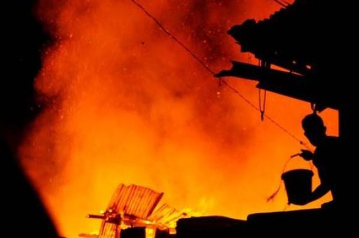 Kebakaran Di Jatinegara Hanguskan 40 Rumah, Diduga Akibat Korsleting Listrik