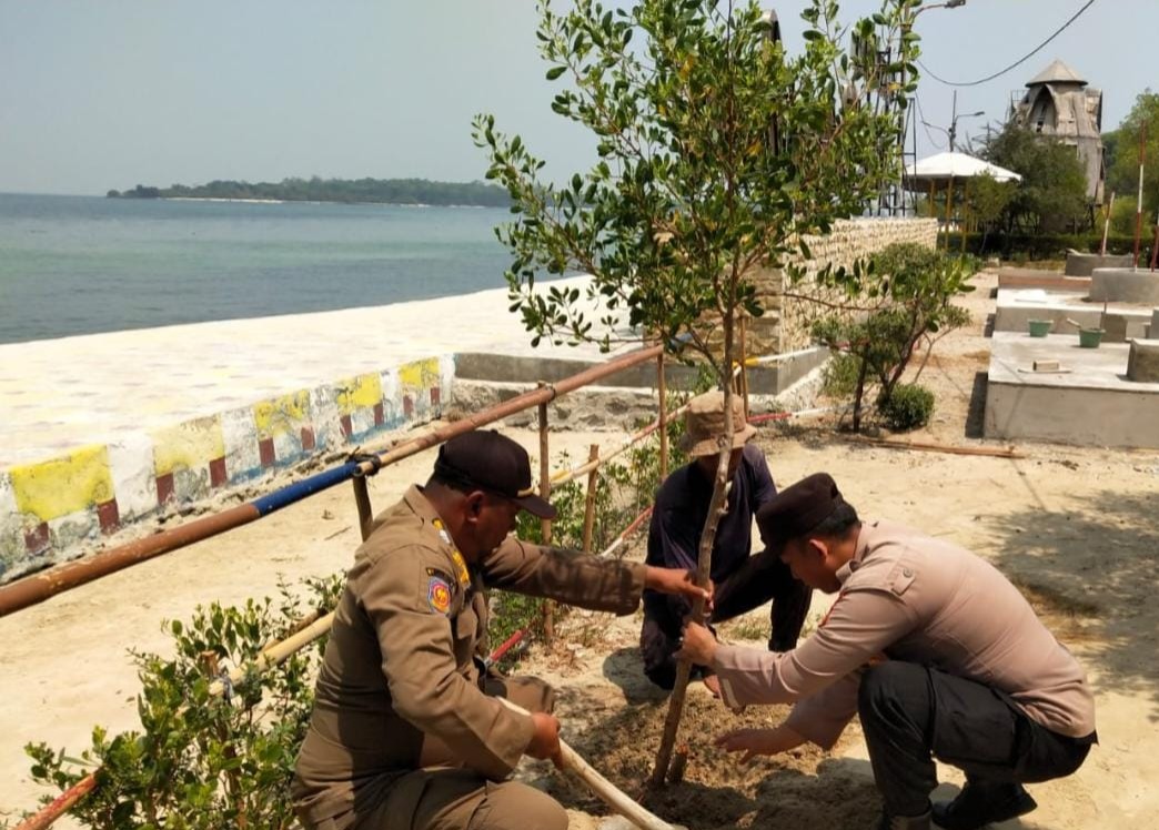 Polsek Kepulauan Seribu Selatan Gencar Berantas Polusi Udara: Sosialisasi Larangan Pembakaran Sampah dan Aksi Tanam Pohon