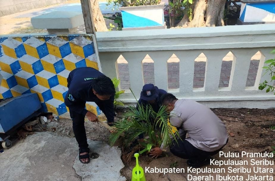 Polsek Kepulauan Seribu Utara dan Warga Tanam Pohon untuk Bersihkan Udara Pulau-Pulau