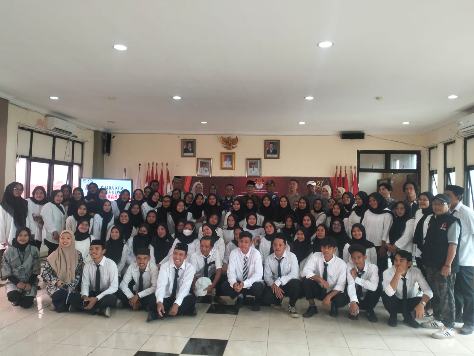 Kasat Pam Obvit AKP Asep Romli Bantu Warga Sakit di Dermaga Marina Ancol