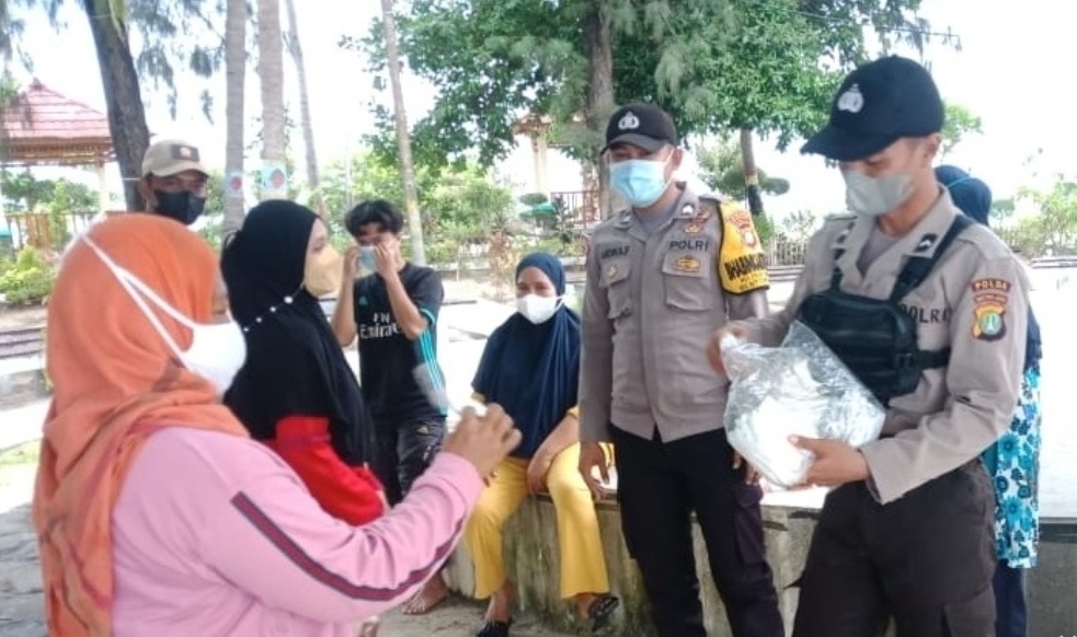 Hari Ini, Polres Kepulauan Seribu Himbauan ProKes dan Bagikan 1.400 Masker Ke Warga Dalam Rangka Cegah Sebaran COVID-19