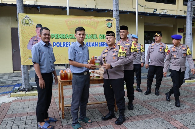 Pembagian Takjil Gratis oleh Polres Kepulauan Seribu Mewujudkan Kondisi Kamtibmas yang Kondusif di Bulan Suci Ramadhan