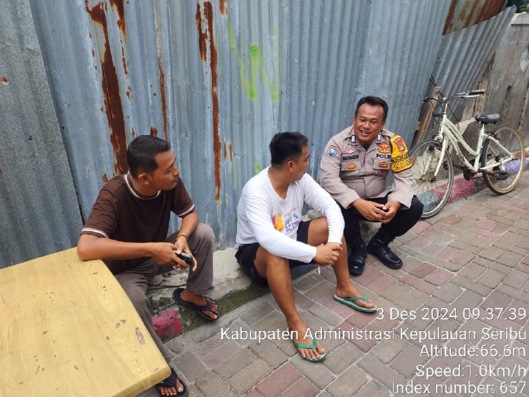 Bhabinkamtibmas Pulau Pramuka Gencarkan Sambang Cooling System, Ajak Warga Jaga Kamtibmas Pascapilkada