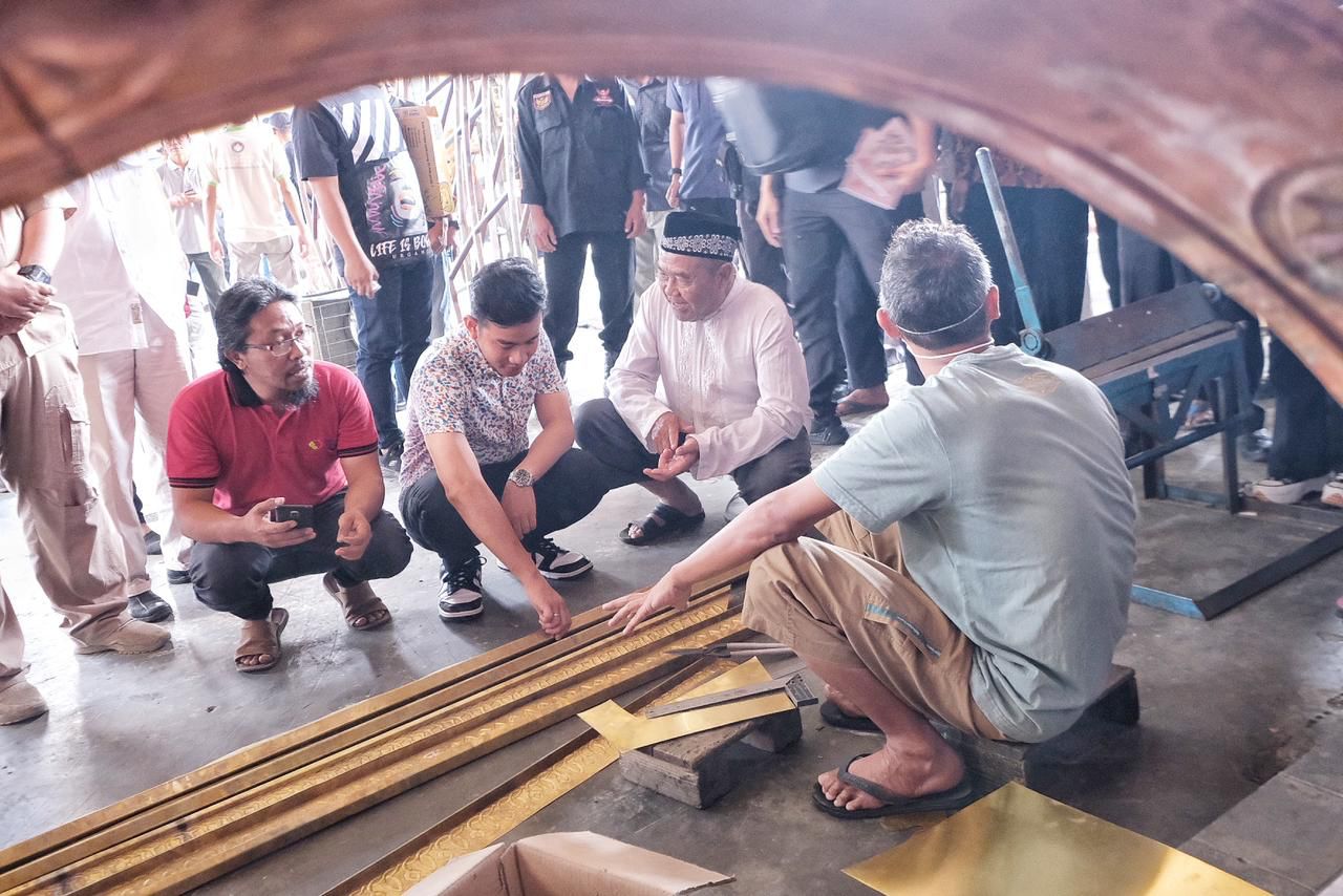 Kunjungi Pengrajin Tembaga di Boyolali Gibran Disuguhi Pisang Godok dan Lempeng