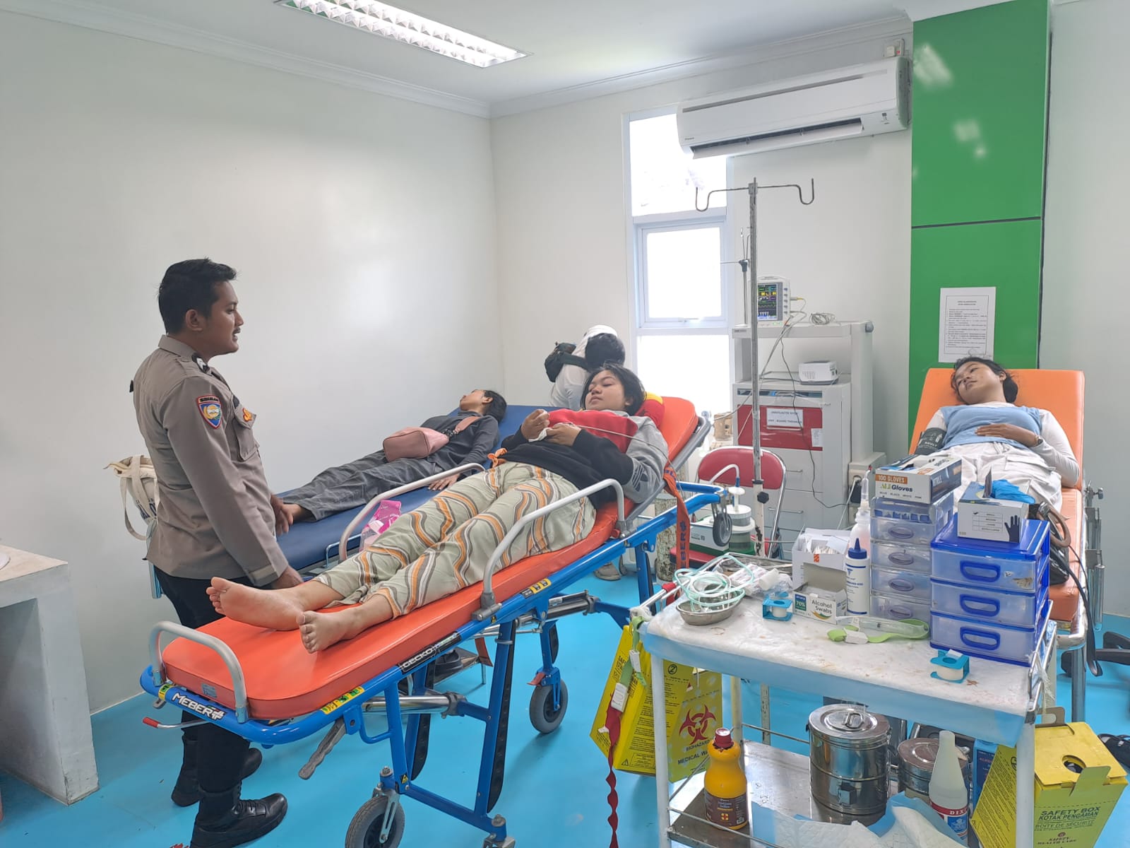 Polisi Humanis Bhabinkamtibmas Pulau Tidung Cepat Tanggap Selamatkan Penumpang Kapal Mabok Laut