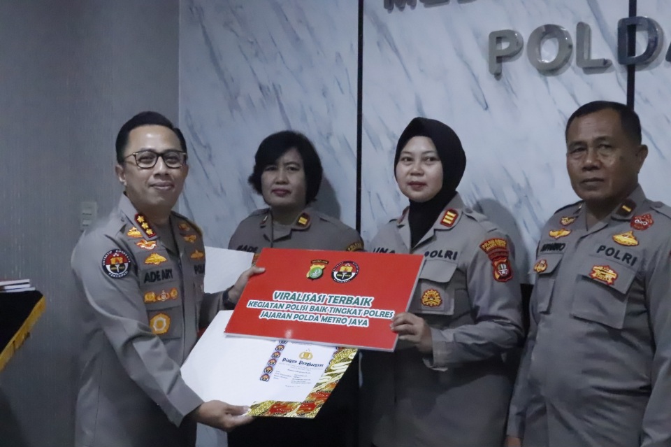 Kabid Humas Polda Metro Jaya Berikan Reward Kepada 5 Personel Berprestasi