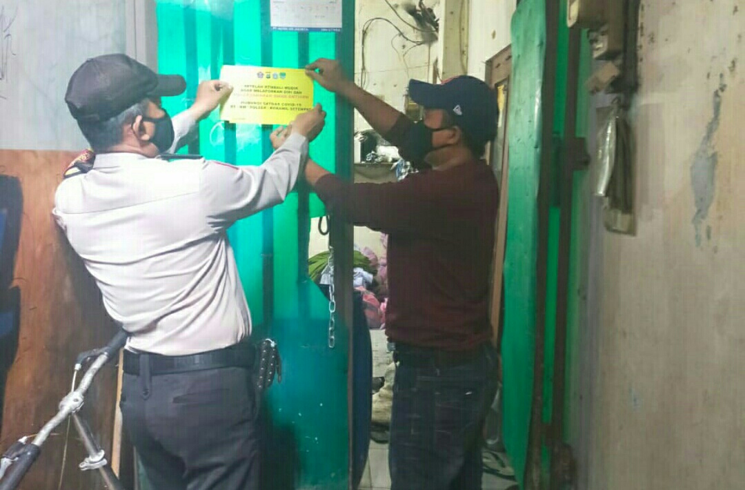 Polsek Pademangan Lakukan Tracing dan Pemasangan Stiker di Rumah Warga Pemudik