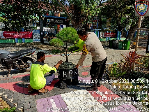 Polsek Kepulauan Seribu Selatan dan Warga Saling Bersatu Tanam Pohon Demi Lingkungan Bersih