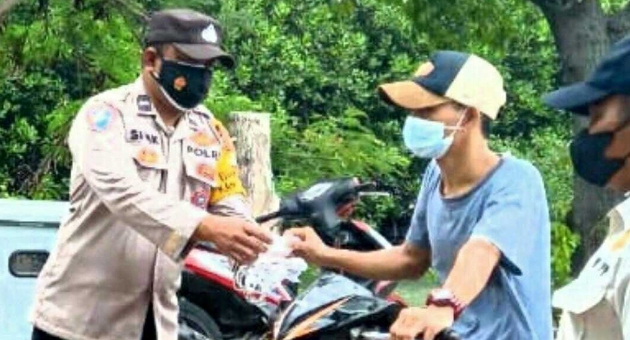 Polsek Kep Seribu Utara Hari Ini Himbau ProKes dan Bagikan 550 Masker ke Warga