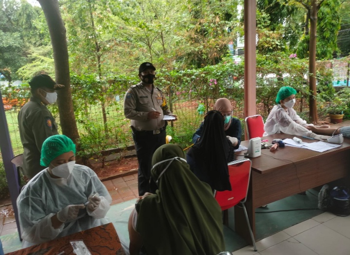 Pastikan Kelancaran Vaksinasi, Bhabinkamtibmas Polsek Pademangan Monitoring Vaksinasi 250 Warga