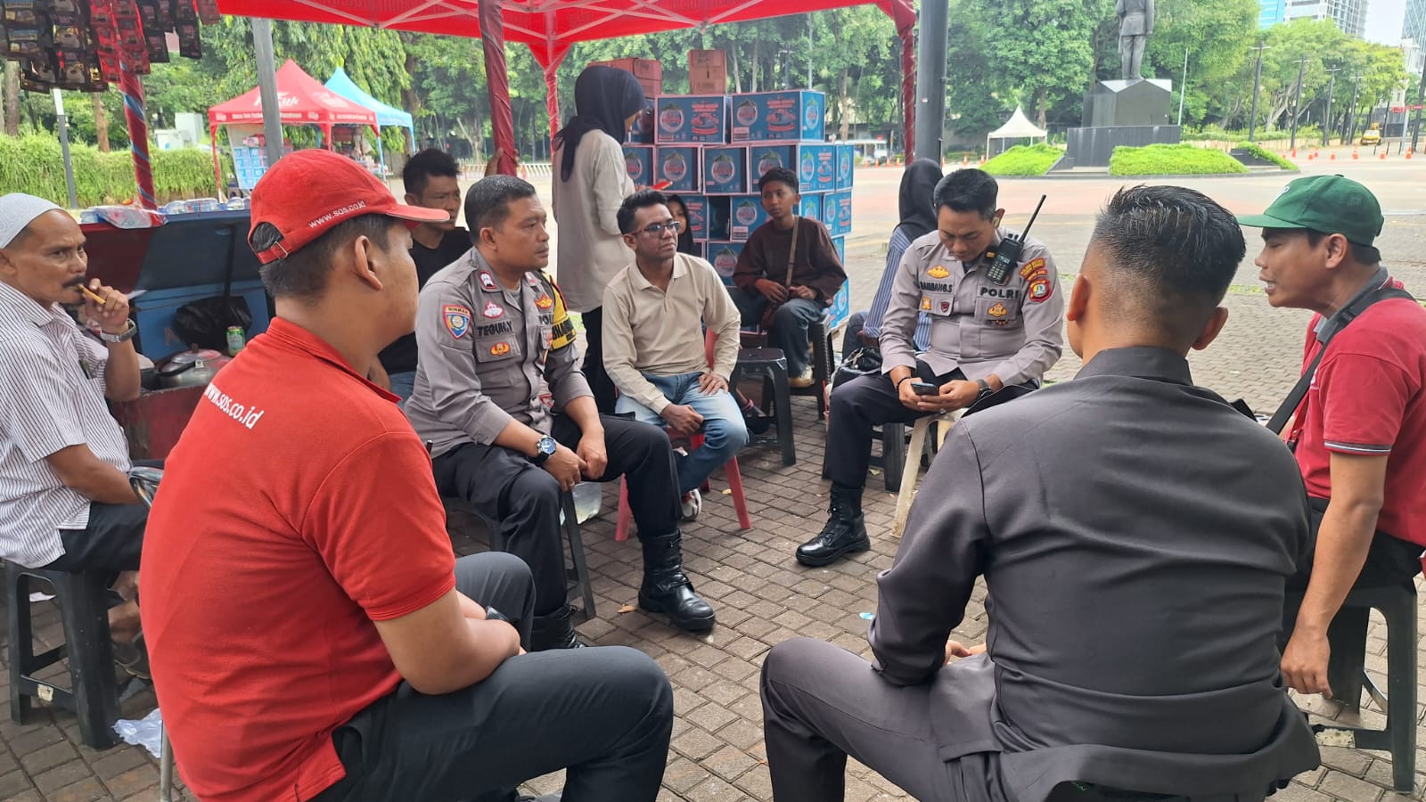 Kapolsubsektor Dan Bhabinkamtibmas Gelora Ajak Pedagang Kuliner Peran Aktif Menjaga Kamtibmas