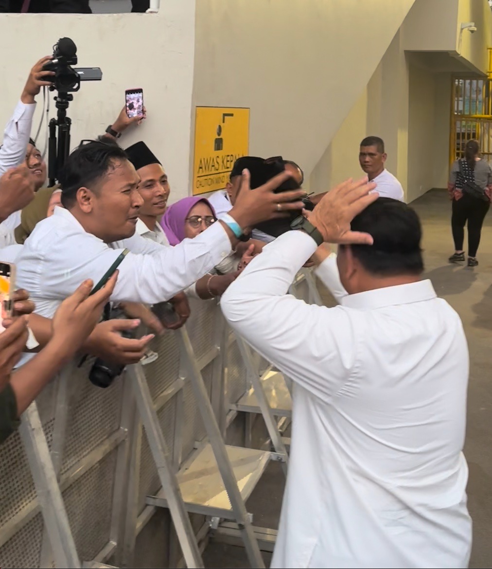Disambut Hangat, Prabowo Berikan Peci ke Pemuda PKB Saat Acara Harlah di Solo